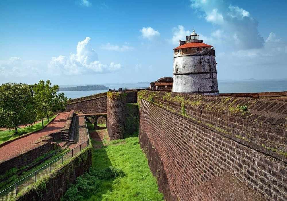 Dusseldorf to Qutub Minar Marine Drive Mysore Palace Fort Aguada Tour Package
